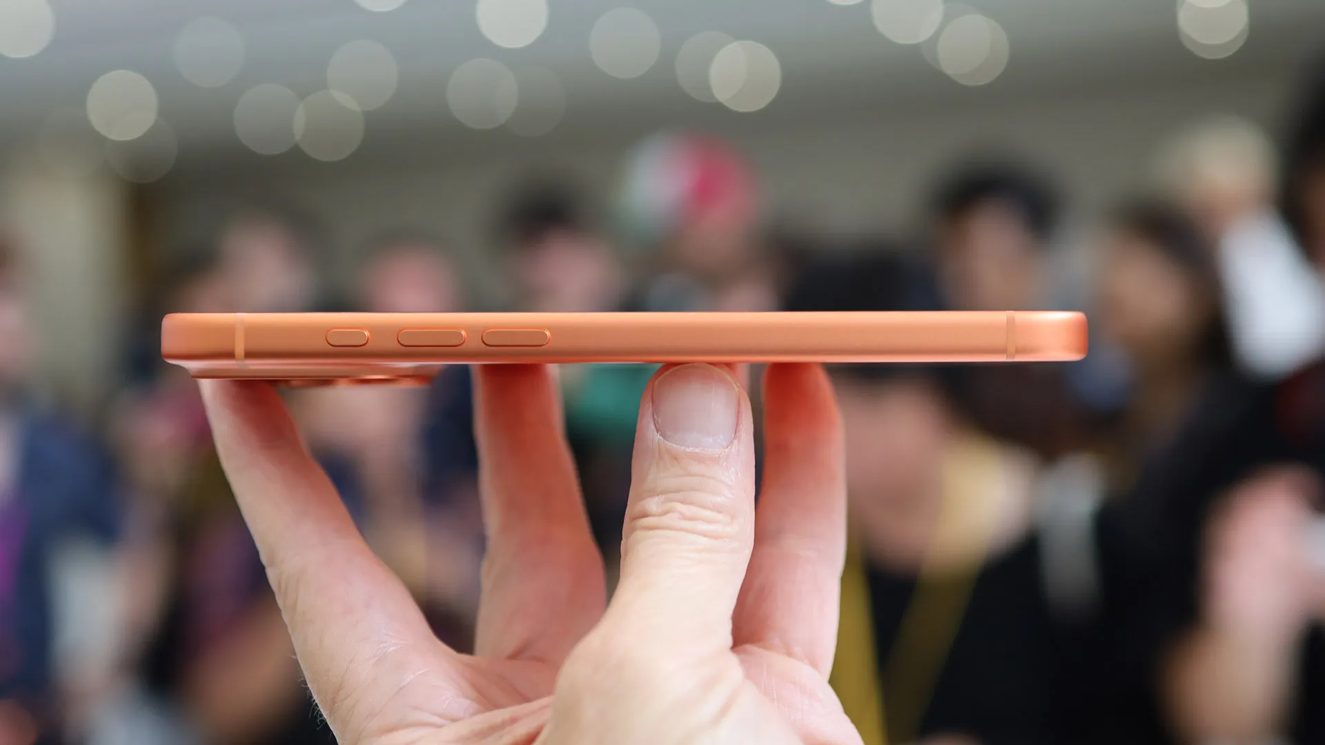 iPhone 17 Pro Max có kích thước lớn, đầm tay và chắc chắn